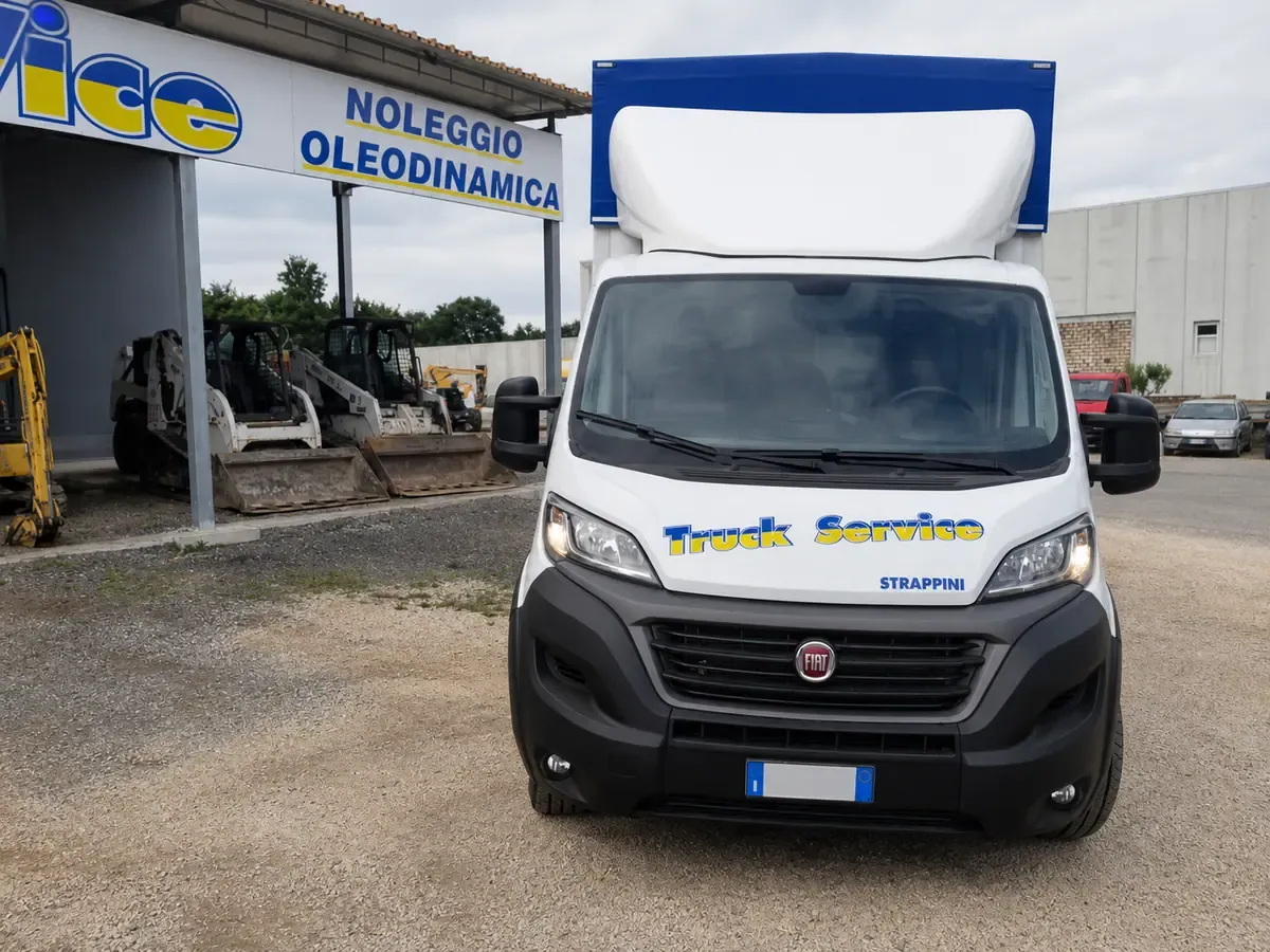 Furgone Fiat Ducato con la livrea Truck Service, davanti alla tettoia del noleggio