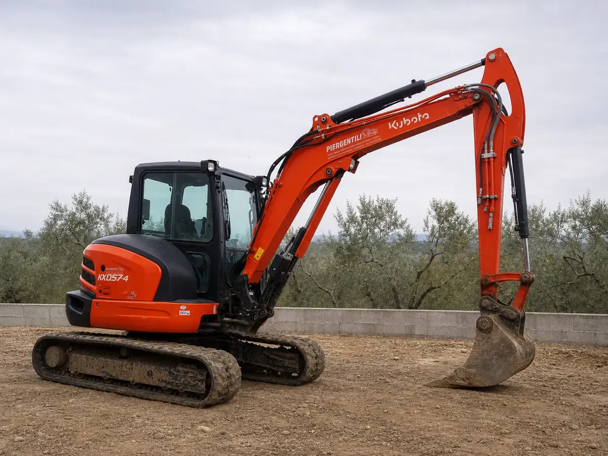 Miniescavatore Kubota arancione al lavoro su un terrapieno in collina
