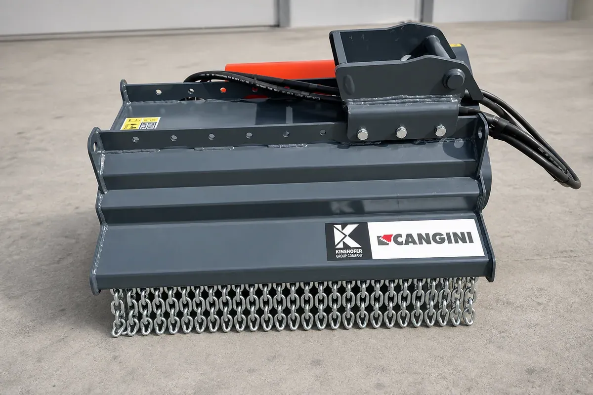 Testata trinciante a catene per miniescavatore, pronta per il noleggio